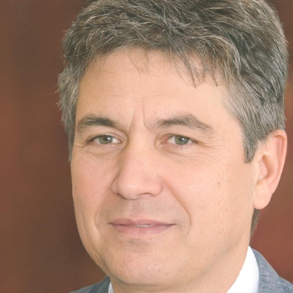 Portrait de Dr. Marc Lemaire, expert en psychologie cognitive